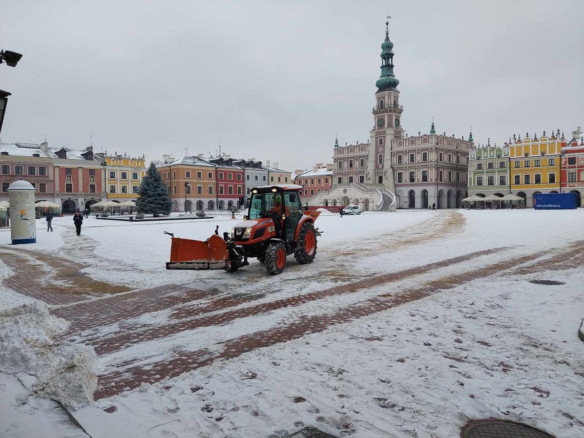 W Zamościu, Tomaszowie Lubelskim i okolicach od rana pada śnieg. Na drogach jest niebezpiecznie.