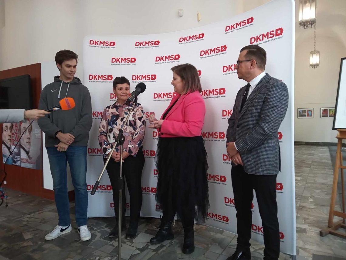 Konferencję z udziałem pani Anity, pana Dawida i prezydenta Zamościa prowadziła Natalia Banasik, koordynatorka z Fundacji DKMS (druga z prawej strony).