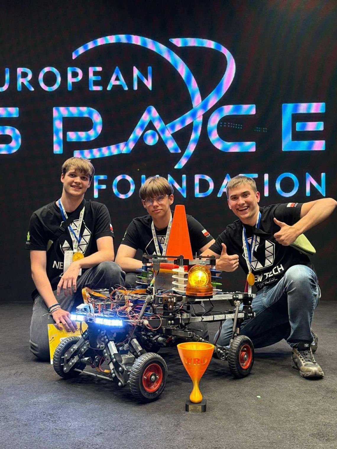 Zamość: Uczniowie New Technology zbierają na wyjazd do Singapuru na mistrzostwa świata WRO Do Singapuru chcą polecieć Błażej Chudy, Mateusz Jóźwiak, Marcel Ruta i Mateusz Truś.