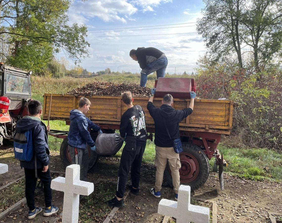 Uczniowie zamojskich szkół sprzątali groby na Rotundzie.