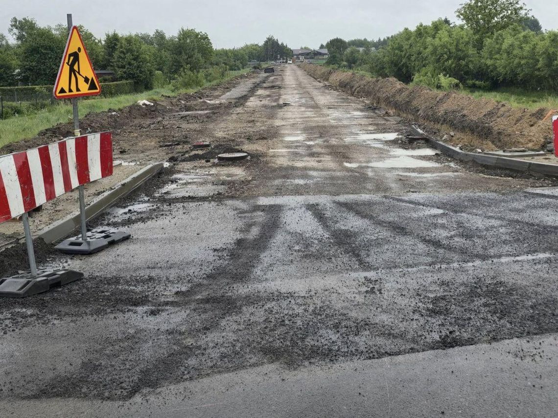 "Zażądaliśmy od wykonawcy gruntownej i solidnej naprawy ulicy Altanowej na jego koszt. To ważne - póki jest gwarancja" - tłumaczy prezydent Zamościa.
