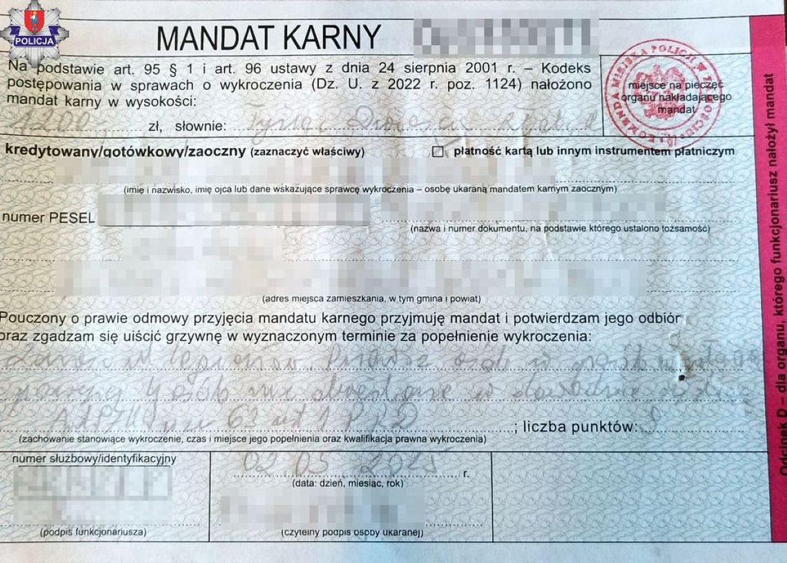 Za przewóz za dużej liczby pasażerów kierujący mercedesem został ukarany mandatem i utratą na 3 miesiące prawa jazdy.