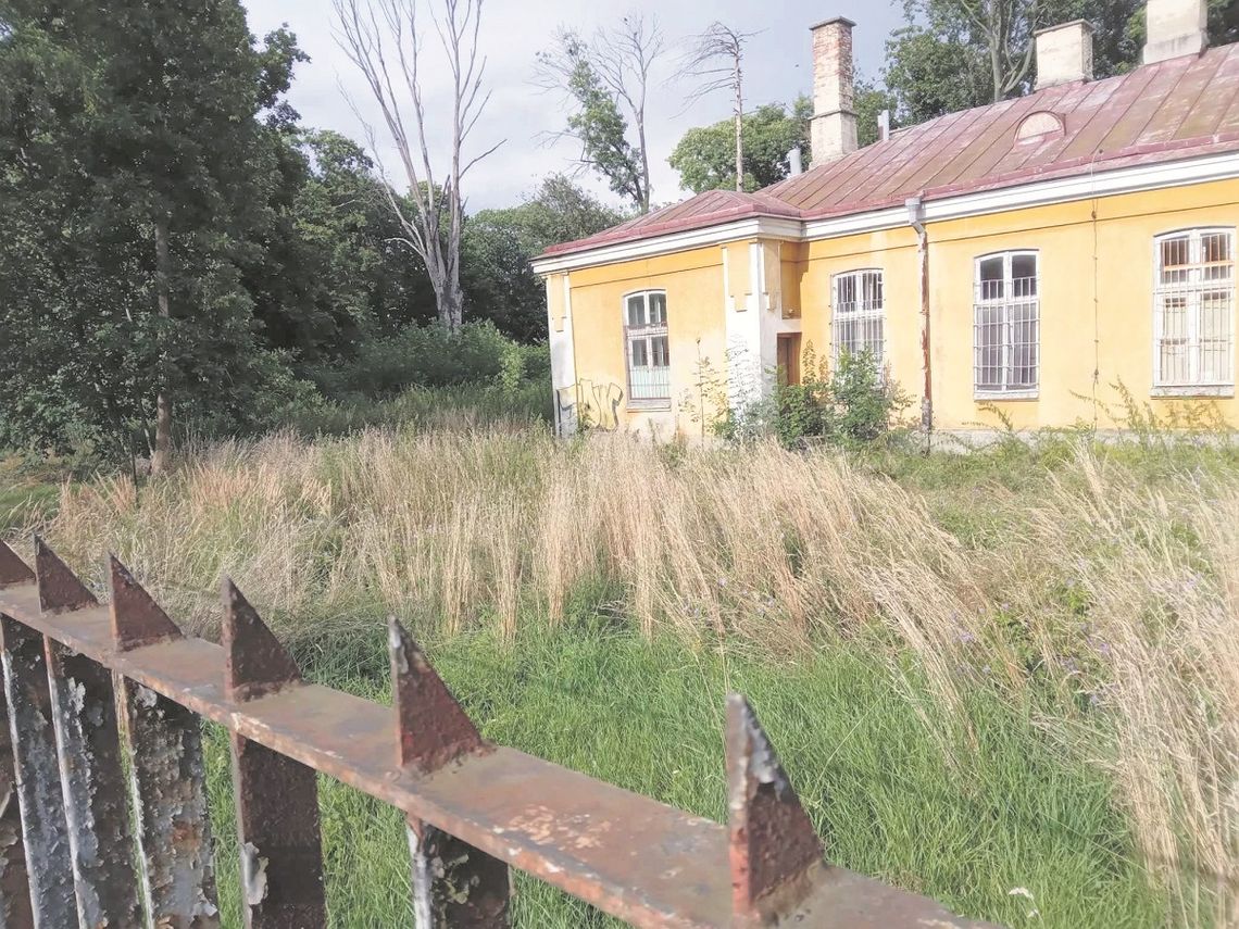 Zamość. Kiedyś ten teren należał do wojska, obecnie działki wraz z niszczejącymi budynkami są w prywatnych rękach.