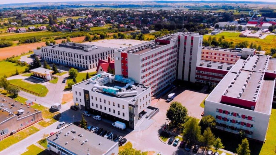 Zamość: W szpitalu urwała się winda. Spadła z pracownikiem w środku Podczas prac montażowych windy w Samodzielnym Publicznym Szpitalu Wojewódzkim im. Jana Pawła II w Zamościu doszło do wypadku.