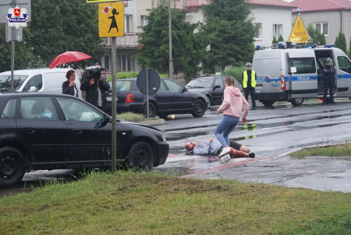 Zamość: Wypadek młodego człowieka na ul. Szczebrzeskiej. Policja kręciła spot