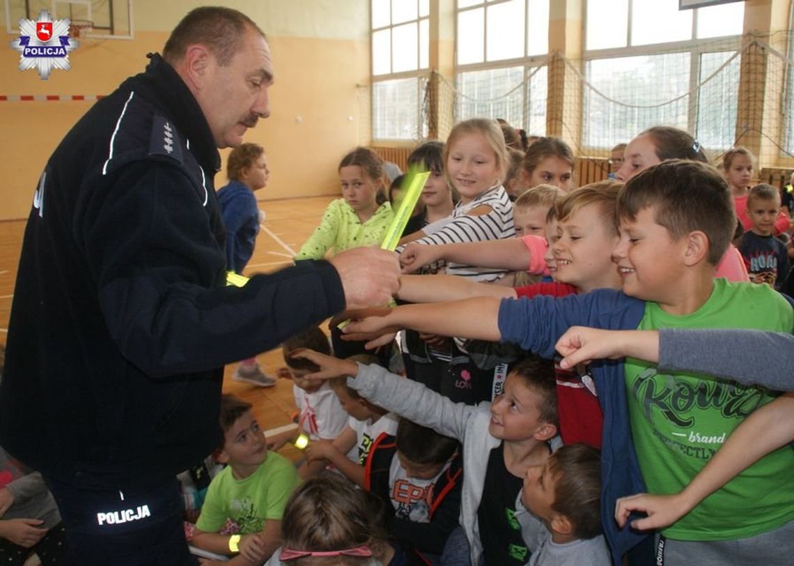 Zamość: Z uczniami o bezpieczeństwie. Policjanci rozdawali odblaski Zamość: Z uczniami o bezpieczeństwie. Policjanci rozdawali odblaski
