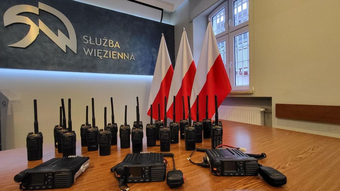 Na ręce przedstawicieli OSP z Majdanu Nepryskiego, Krasnobrodu i Antoniówki trafiły 24 sztuki radiotelefonów i 3 sztuki radiostacji przewoźnych.