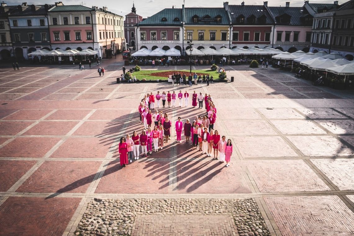 Kobiety w Zamościu zachęcają do badania piersi.