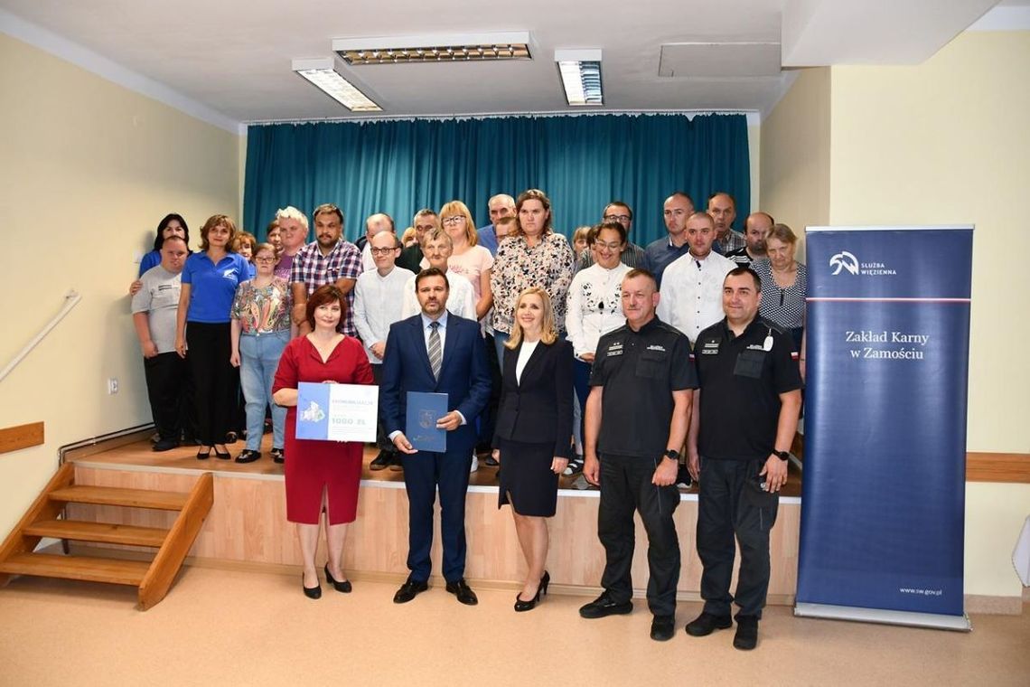 Przekazanie symbolicznego czeku odbyło się 12 września w placówce Stowarzyszenia w Dobrej Wierze w Wolicy Brzozowej. Fot. ZK Zamość