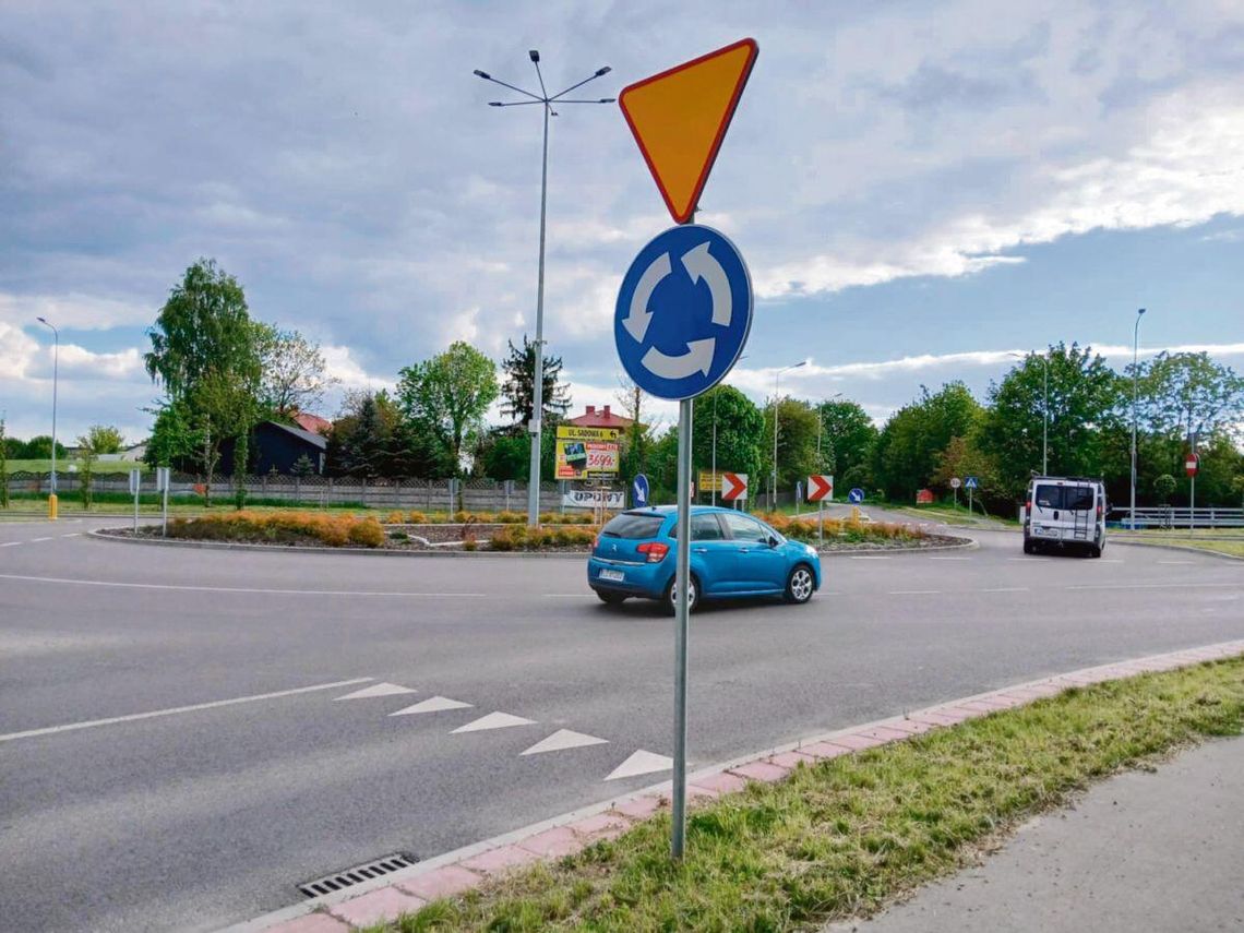 Rondo u zbiegu ulic Dzieci Zamojszczyzny, Okrzei i Włościańskiej nazywać się będzie Tysiąclecia Korony Polskiej.