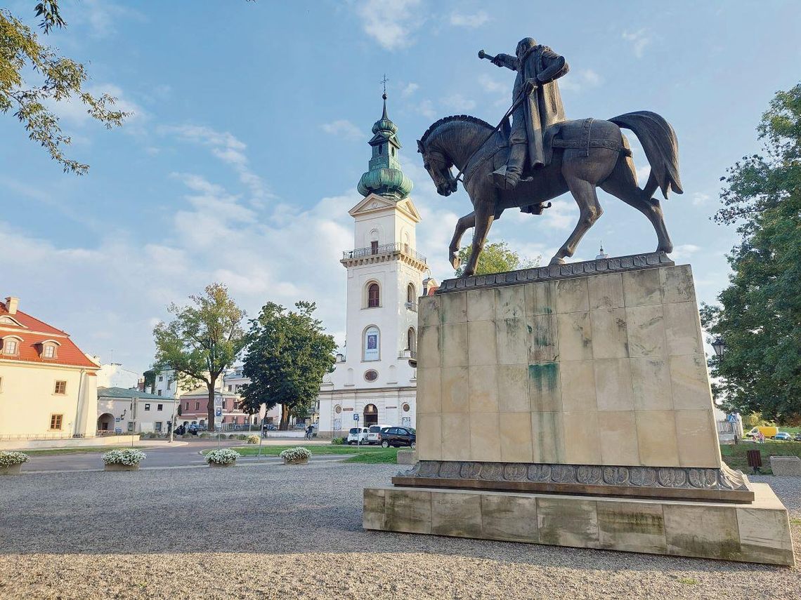 Na cokole pomnika Jana Zamoyskiego w Zamościu jest coraz więcej zabrudzeń i zacieków.