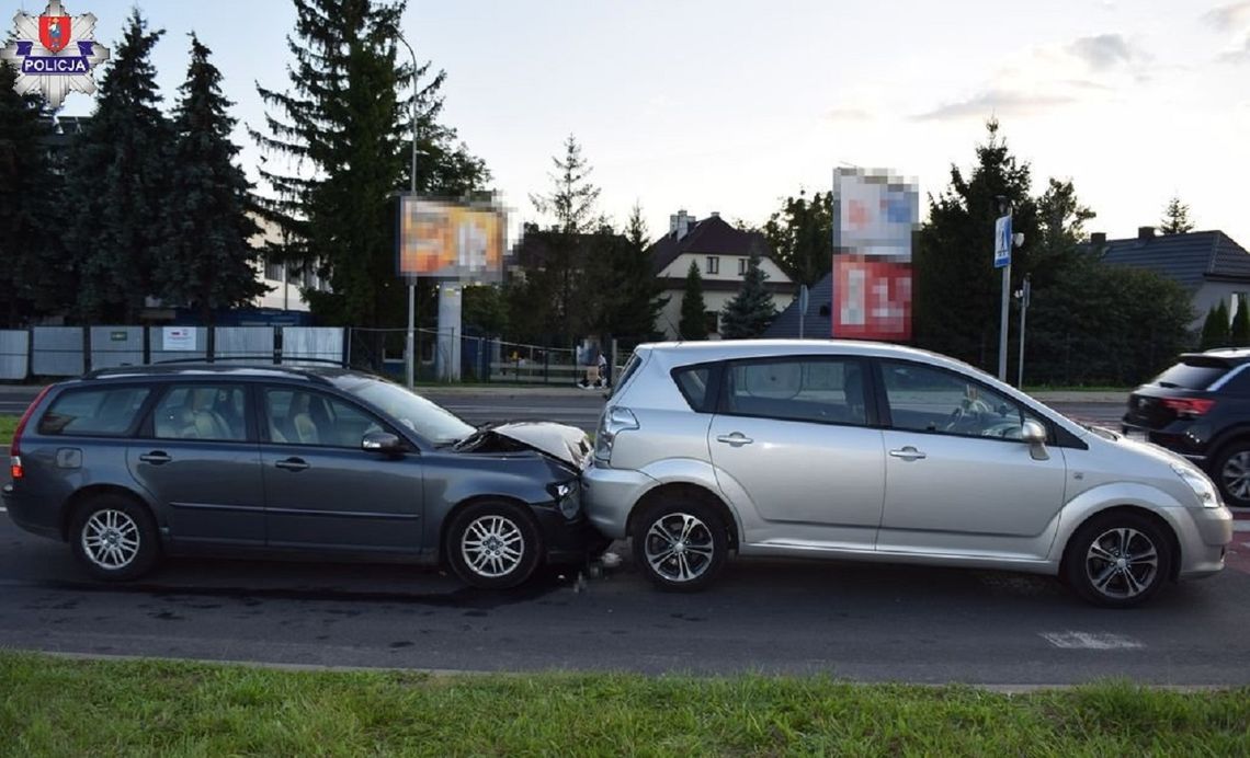 Na ul. Wyszyńskiego w Zamościu kierujący Volvem 38-latek uderzył w Toyotę.