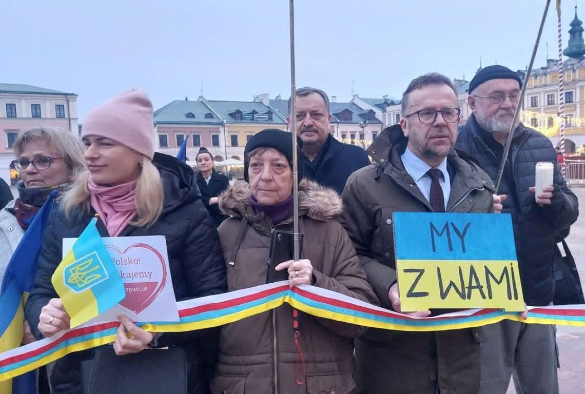 W 3. rocznicę agresji Federacji Rosyjskiej na Ukrainę na Rynku Wielkim spotkali się zamościanie oraz przebywający w naszym mieście uchodźcy z Ukrainy.