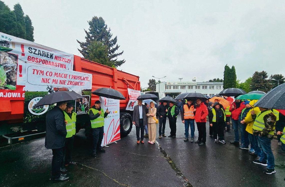 Około trzystu rolników i plantatorów buraków cukrowych z całej Lubelszczyzny protestowało przed cukrownią w Werbkowicach.