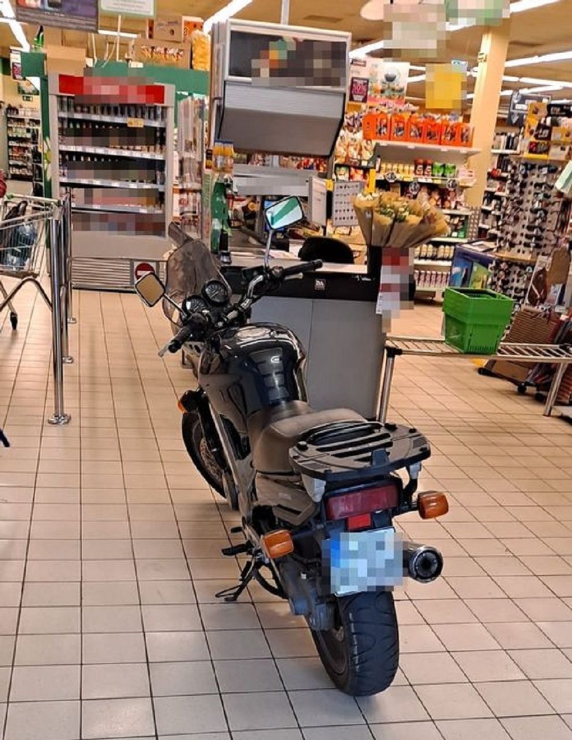 33-letni mężczyzna wjechał motocyklem do supermarketu i zaparkował przy kasach.