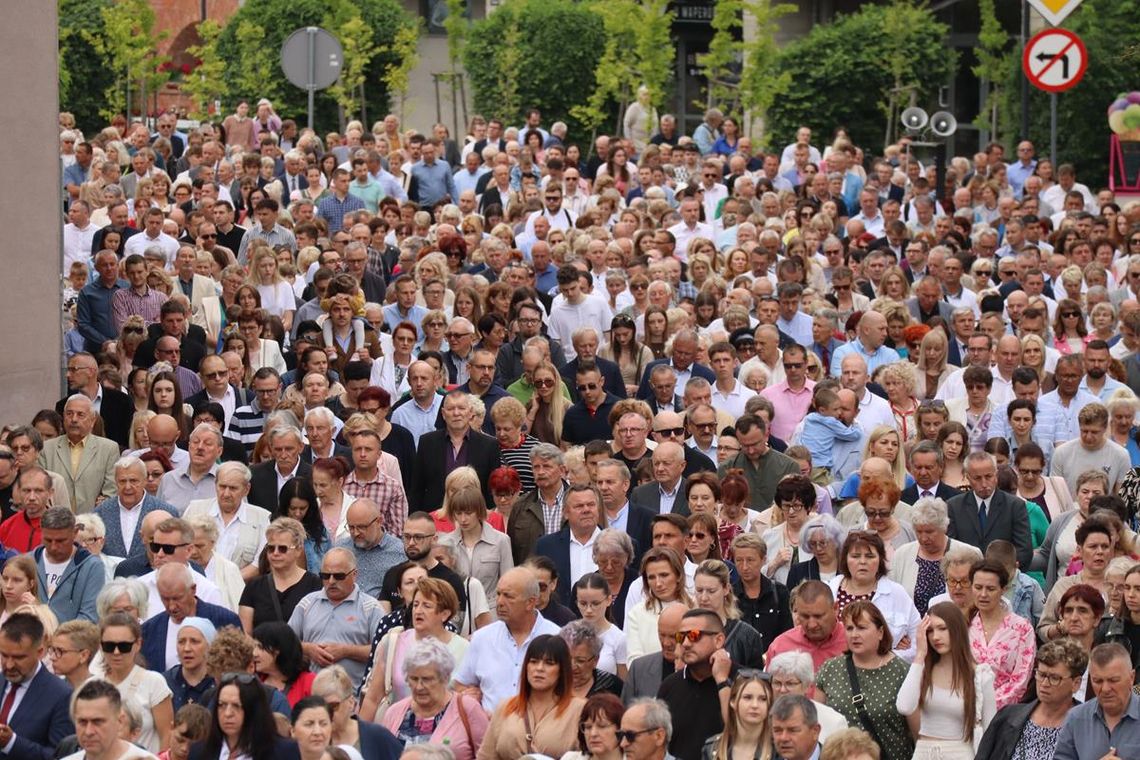 Zapaść demograficzna w Polsce. Odbije się to na każdym aspekcie naszego życia Na koniec 2024 r. liczba mieszkańców Polski wyniosła 37 489 tys. osób.