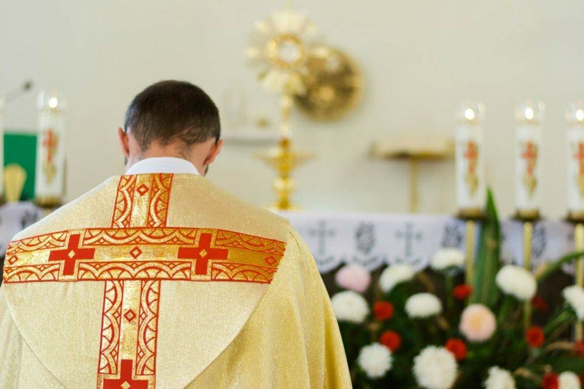 Tomasz Z. z parafii Najświętszej Maryi Panny Anielskiej w Dąbrowie Górniczej jest oskarżany o: przestępstwo przeciwko wolności seksualnej i obyczajności, nieudzielenia pomocy oraz udzielania narkotyków.