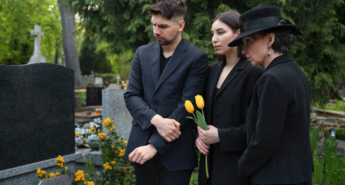 Zasiłek pogrzebowy znów się zmieni. Ważna nowość od 2027 roku Zasiłek pogrzebowy przysługuje osobie, która pokryła koszty pogrzebu. W przypadku członka rodziny świadczenie wynosi obecnie 7 tys. zł, niezależnie od rzeczywistych kosztów pochówku.