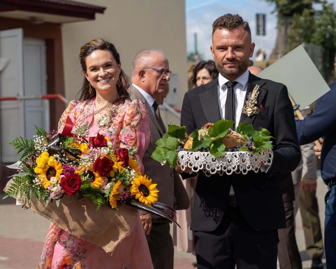 Joanna Sławińska z Nowosiółek i Amadeusz Mielniczuk z Kryszyna sprawowali w tym roku zaszczytne funkcje starostów dożynek powiatowych. Fot. Henryk Karwan - Starosta Tomaszowski/Fb