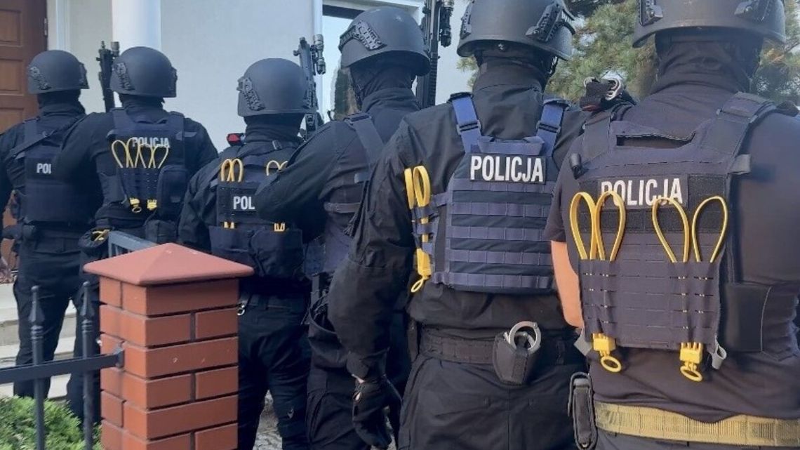 Policjanci rozbili grupę przestępczą, która wyrabiała i sprzedawała fałszywe dokumenty szkolne. Narazili w ten sposób ZUS i skarbówkę na milionowe straty.