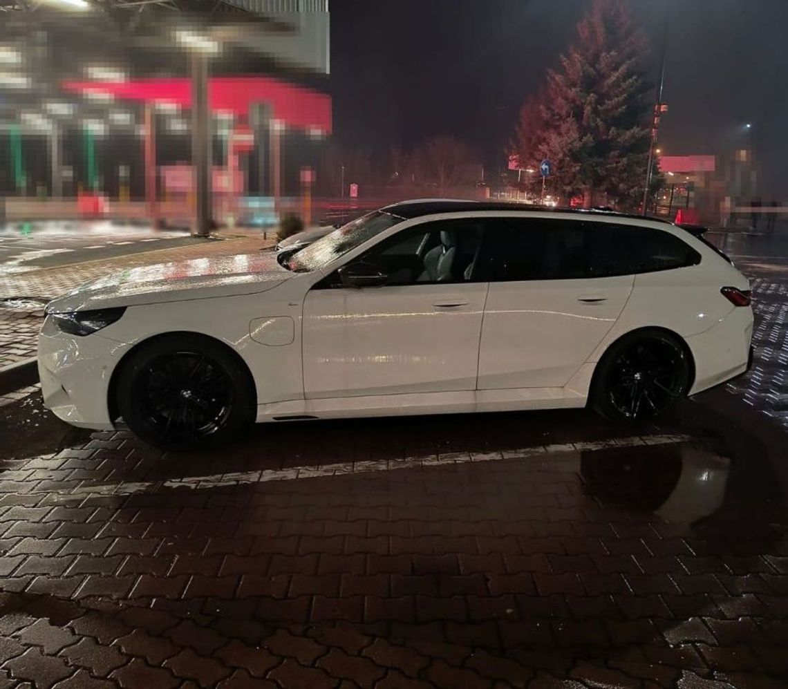 Zatrzymany za paserstwo. Chciał wyjechać z kraju samochodem za 750 tys. zł Funkcjonariusze PSG w Terespolu podczas odprawy granicznej ujawnili samochód marki BMW M5 pochodzący z przestępstw.