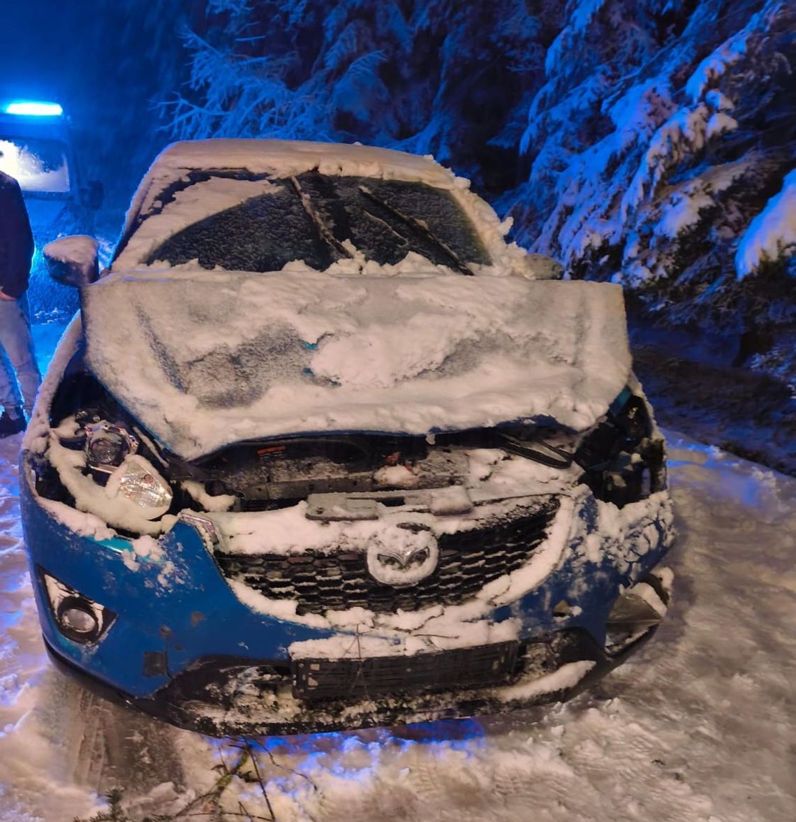 Zawadki/Rogóźno: Drzewa spadły na jadące auta. Na szczęście nikomu nic się nie stało W nocy z soboty na niedzielę (22/23 listopada) w Zawadkach w gm. Susiec i w Rogóźnie gm. Tomaszów Lubelski na przejeżdżające drogami pojazdy przewróciły się drzewa