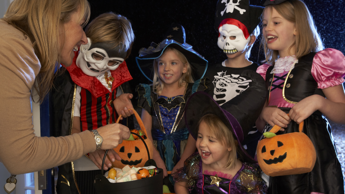 Halloween coraz częściej organizują też Polacy. Nie przeszkadza im to jednocześnie w obchodzeniu Święta Zmarłych.