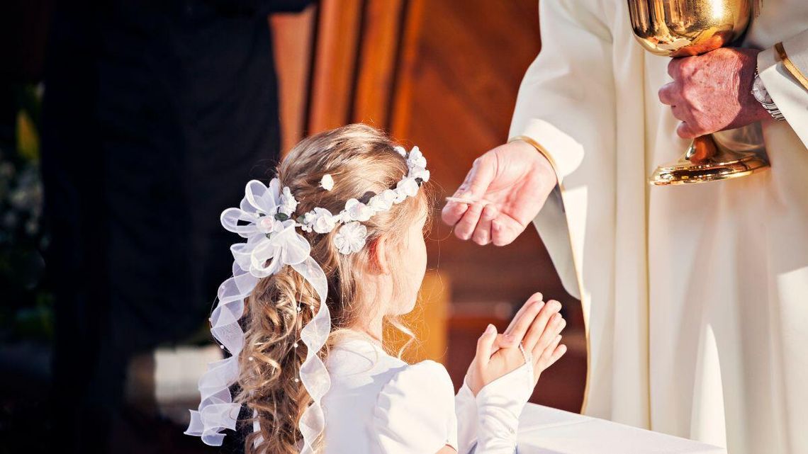 Niedługo dzieci pójdą do pierwszej komunii świętej. To czas drogich prezentów i pieniędzy w kopertach. Ile wypada wręczyć w 2025 roku?