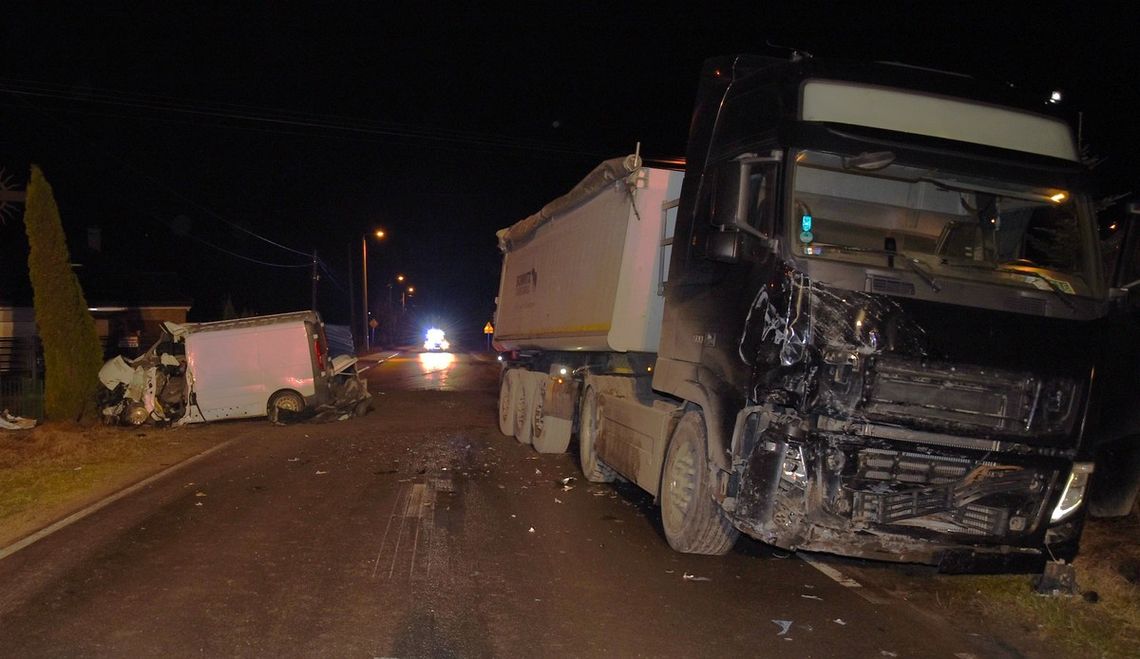 14 lutego zmarł 43-latek, który kierując wczoraj renaultem zderzył się z ciężarowym volvo.