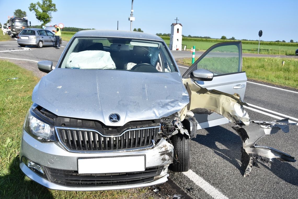 Zderzenie dwóch aut. Pasażerka jednego z nich trafiła do szpitala