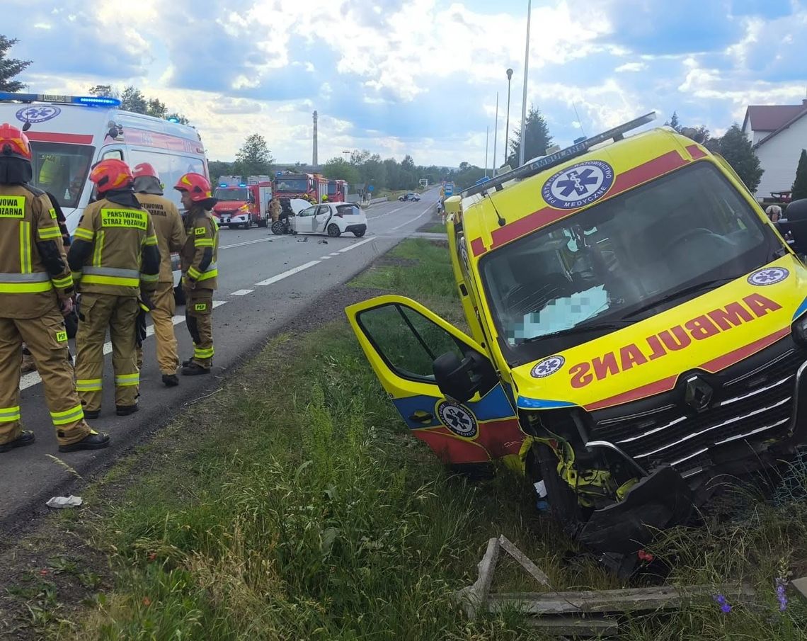 Zderzenie karetki z osobówką w Bodaczowie. Interweniowało LPR, cztery osoby trafiły do szpitala W Bodaczowie w gm. Szczebrzeszyn karetka zderzyła się z toyotą. Cztery osoby trafiły do szpitali. Do zdarzenia doszło w niedzielę, 7 czerwca.