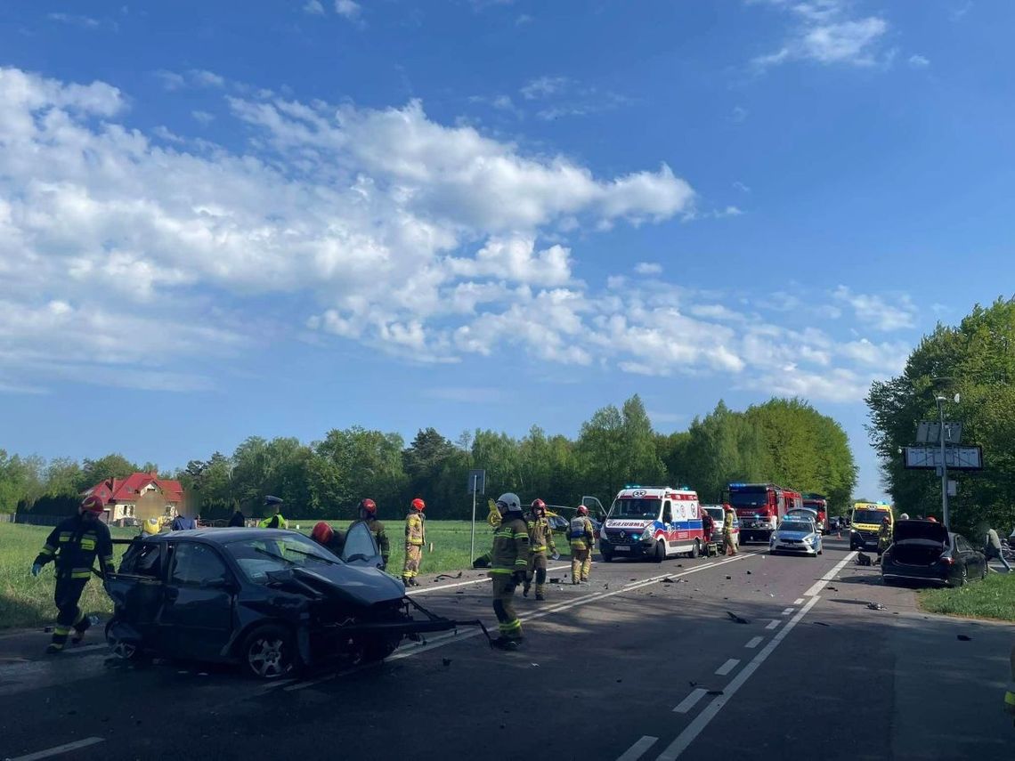 Zderzyły się 4 pojazdy. Ruch na DK nr 17 w miejscowości Krasne odbywa się wahadłowo W miejscowości Krasne w gm. Stary Zamość doszło do zderzenia 4 pojazdów.
