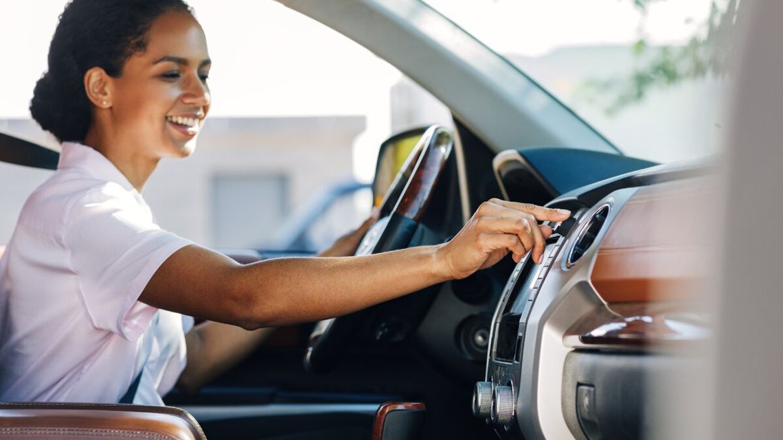 Poczta Polska ma dość. I wysyła swoich kontrolerów na parkingi. Ich zadaniem będzie dokumentowanie odbiorników radiowych w naszych autach.