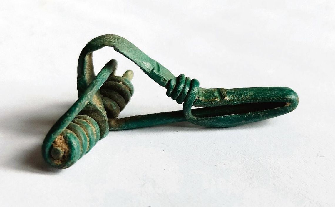 Najstarszym i najciekawszym znaleziskiem okazała się kuszowata zapinka (fibula) z okresu rzymskiego.