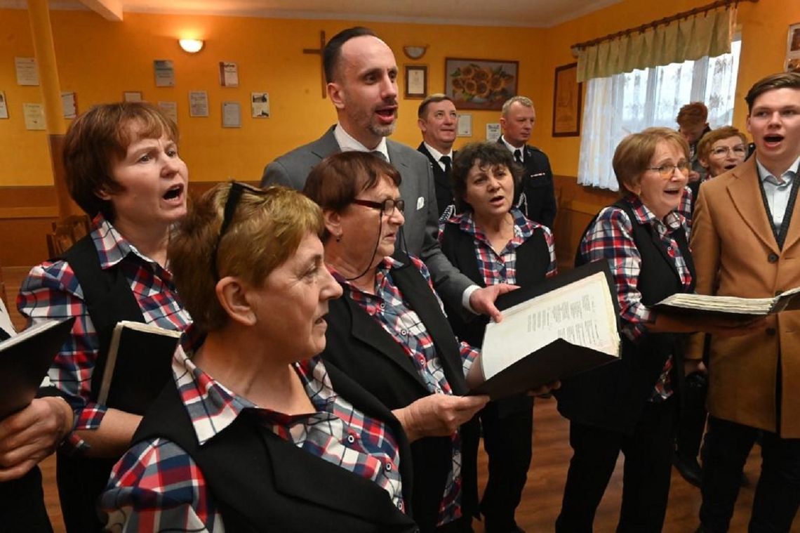 Zespół Dominanta z Zamłynia śpiewa z posłem Januszem Kowalskim. Po śpiewach były tańce [FOTO I FILM]