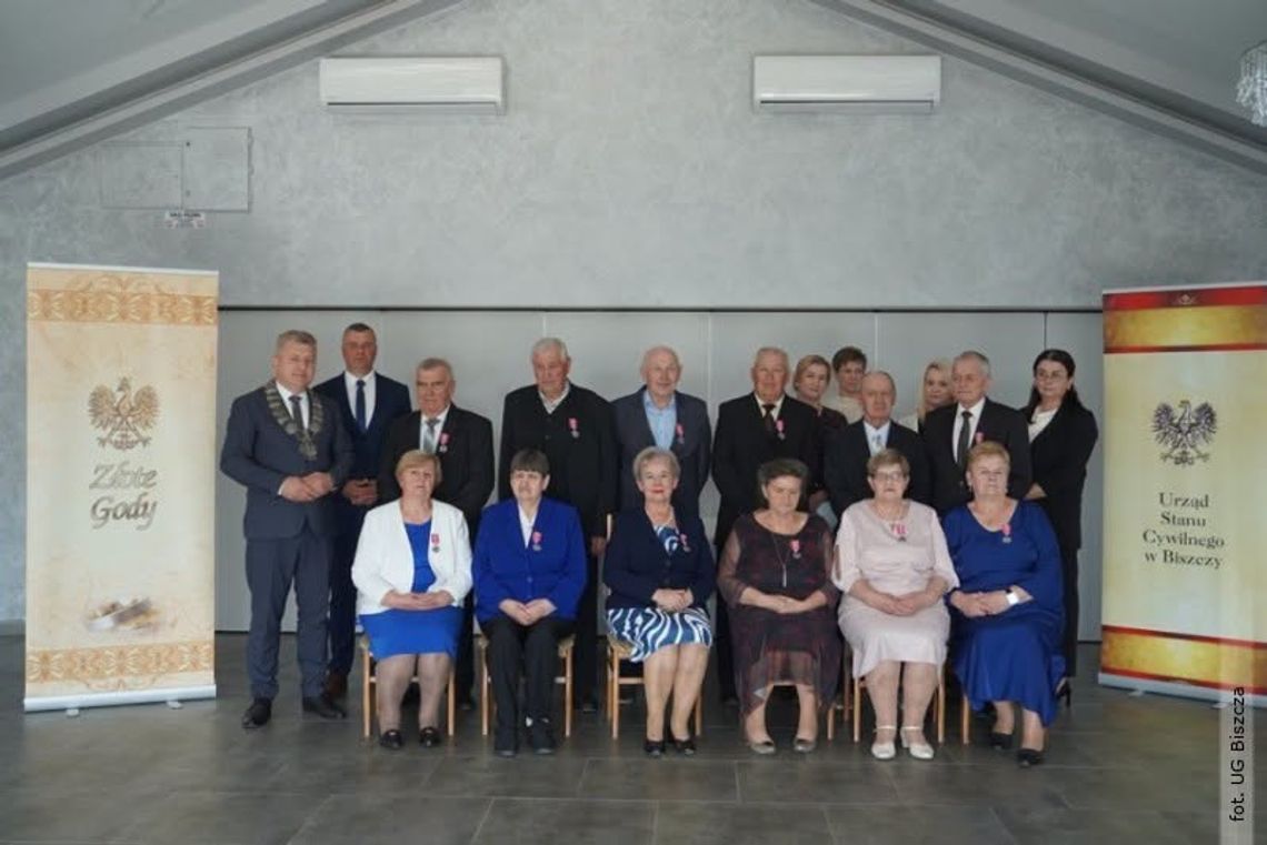 Jubileusz Złotych Godów w Biszczy świętowało 6 par Jubilatów: Danuta i Czesław Borkowie, Maria i Eugeniusz Bryłowie, Krystyna i Stanisław Murowie, Maria i Szczepan Niziowie, Maria i Bronisław Śmieciuchowie oraz Teresa i Jan Wardachowie.