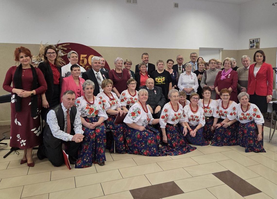 Uczestnicy uroczystości Złotych Godów w Trzeszczanach.