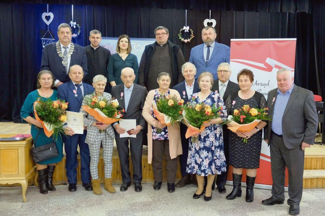 Prezydent RP nadał 10 parom małżeńskim z gminy Uchanie pamiątkowe medale „Za Długoletnie Pożycie Małżeńskie”.