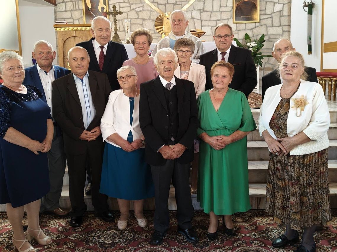 Złote gody w Ulhówku. Osiem małżeństw dostało medale od Prezydenta RP Pamiątkowe zdjęcie z tegorocznych złotych godów par z gm. Ulhówek.