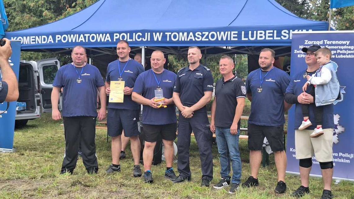 Tomaszowscy policjanci w I Wojewódzkich Mistrzostwach Policjantów województwa lubelskiego w przeciąganiu liny zdobyli złoty medal.