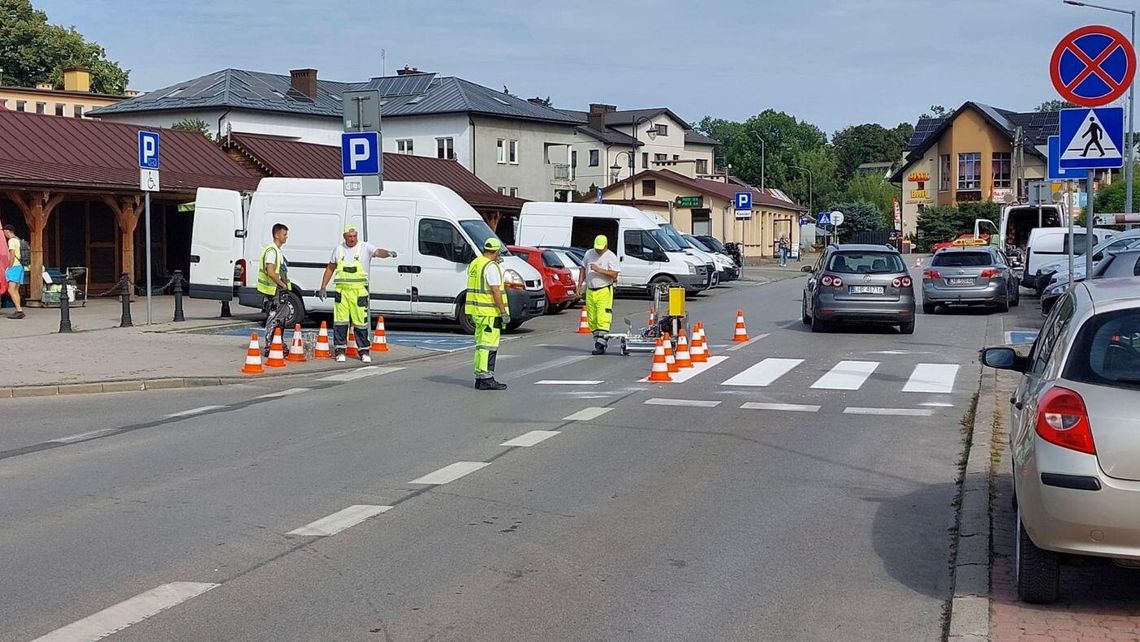 Znakują na nowo przejścia dla pieszych w mieście.