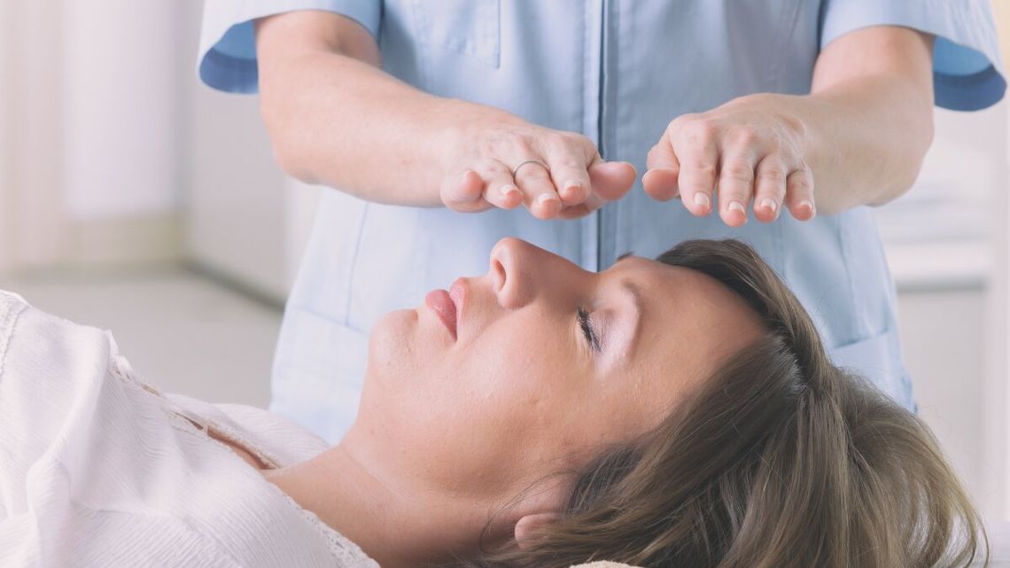 Na raka piersi najlepsze są okłady z marchewki. To porada z książki, którą można było kupić na poczcie. Lekarze apelowali o usunięcie takich publikacji. Jest finał.