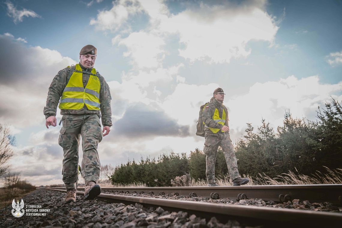 Żołnierze 2 LBOT wspierają służby w ochronie infrastruktury kolejowej Zaangażowanie 2 LBOT to element ogólnopolskiego wsparcia udzielanego przez WOT Straży Ochrony Kolei. Łącznie w całym kraju na torach służy obecnie blisko 400 Terytorialsów, których zadaniem jest wzmacnianie bezpieczeństwa i ochrony infrastruktury.