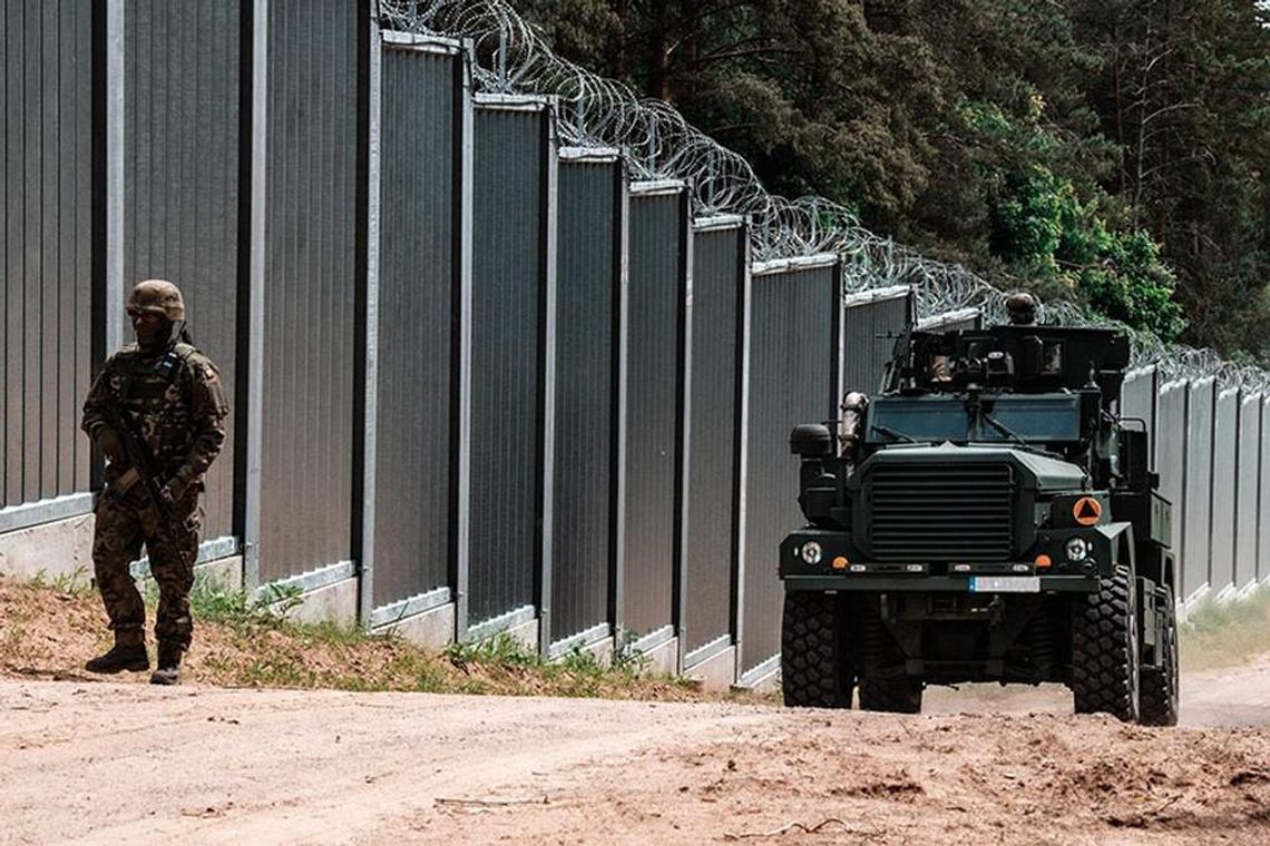 Trzech żołnierzy zostało zatrzymanych. Oddali strzały ostrzegawcze, gdy na zaporę graniczną ze strony Białorusi napierała 50-osobowa grupa imigrantów. Usłyszeli już zarzuty.