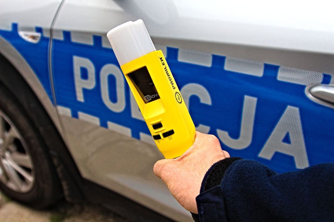 Zosin: Ukrainiec „chwiał się na nogach”. Miał 3 promile i kierował Mercedesem. Grozi mu deportacja Alkomat na tle radiowozu policji.