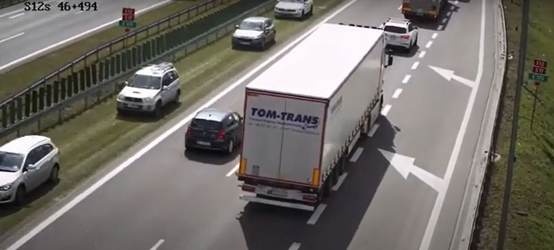 Nie chcieli stać w korku, więc sami sobie wytyczyli dodatkowy pas ruchu na drodze ekspresowej.