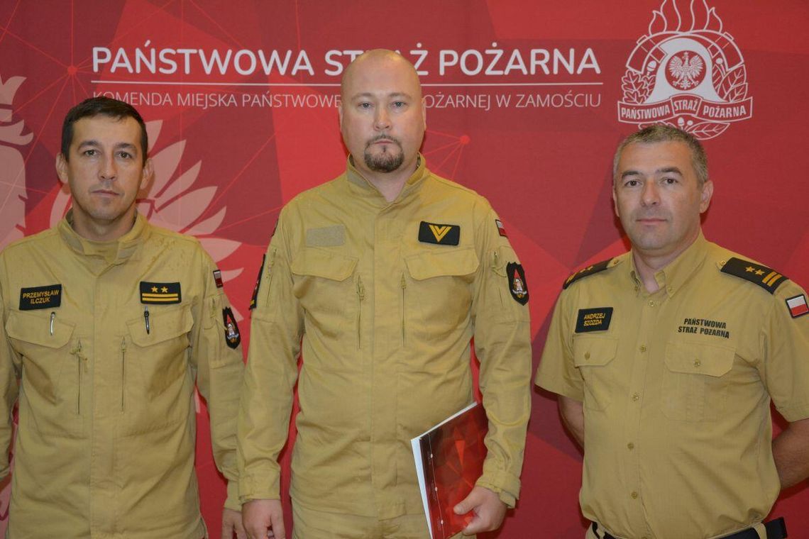 Bohaterska postawa st. ogn. Łukasza Sowy (w środku) została doceniona przez przełożonych. Fot. KM PSP Zamość