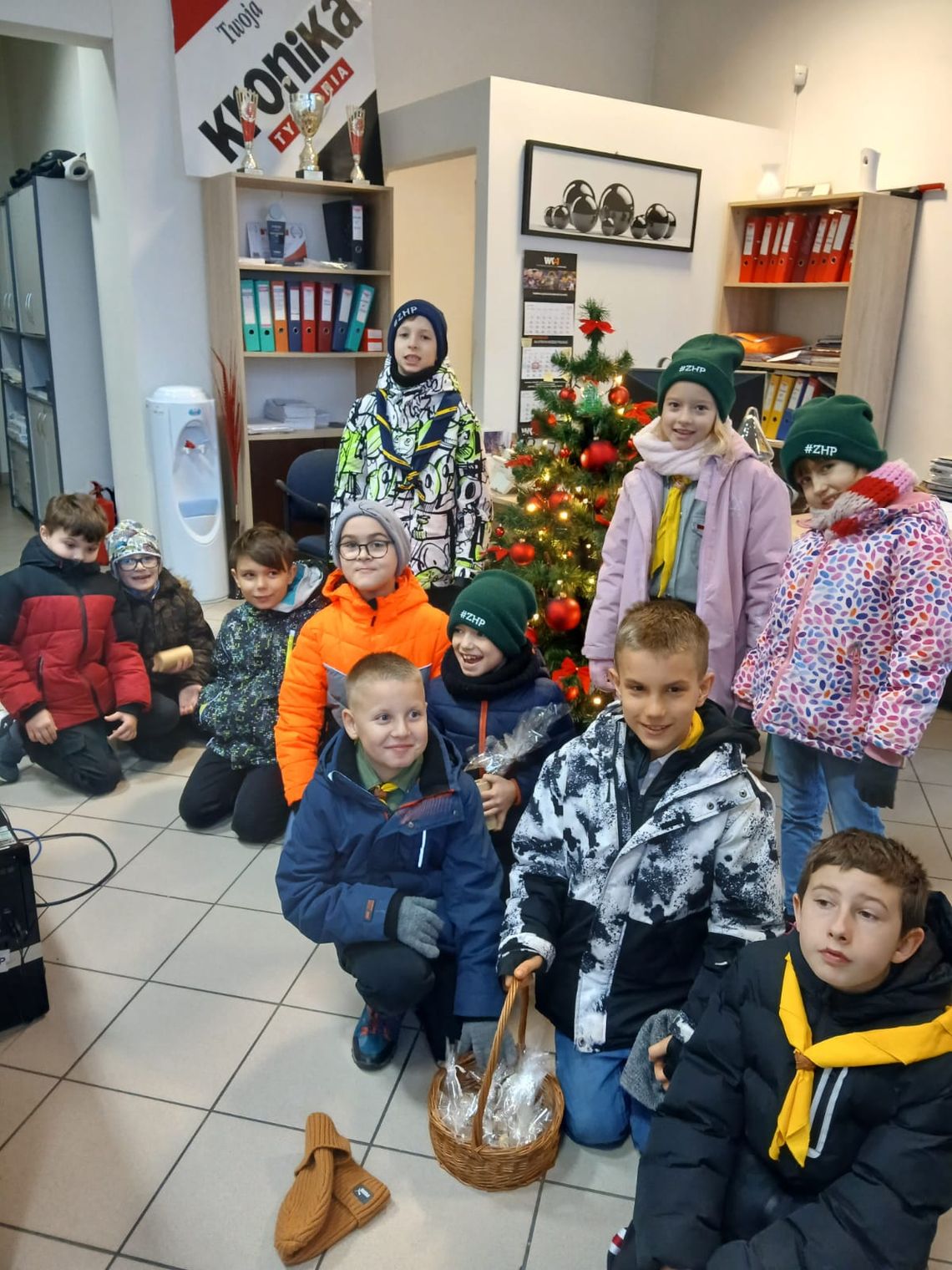 Zuchy z zamojskiej 10 przyniosły Betlejemskie Światło Pokoju do redakcji „Kroniki Tygodnia” Do redakcji „Kroniki Tygodnia” dotarło Betlejemskie Światło Pokoju. Przyniosły je zuchy z Gromady Zuchowej „Słoneczne Promyki” ze Szkoły Podstawowej nr 10 z Oddziałami Integracyjnymi w Zamościu.