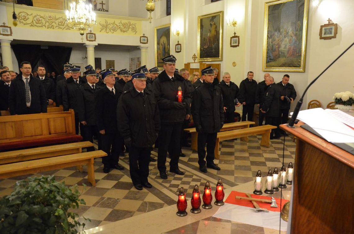 Powiatowe Zaduszki Strażackie w intencji strażaków z powiatu tomaszowskiego.