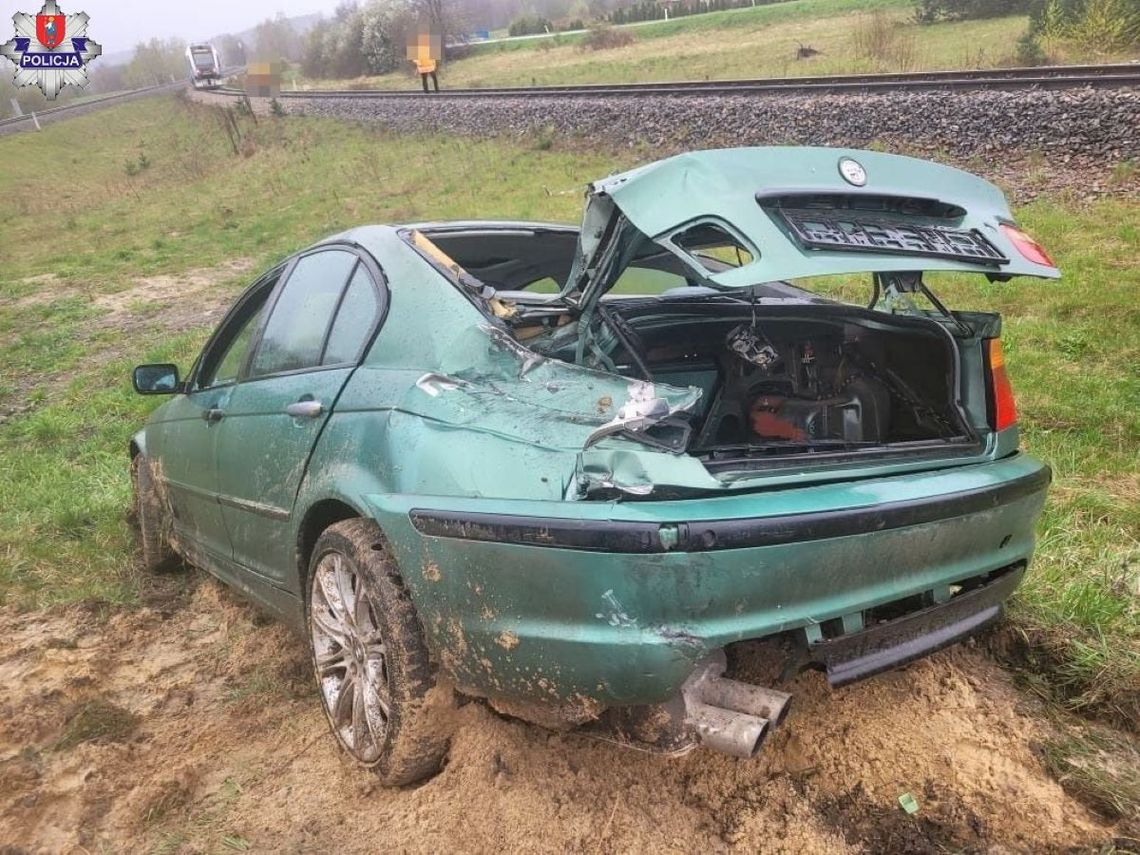 Kierujący bmw w Żurawnicy nie zatrzymał się przed znakiem Stop i wjechał na torowisko. Nie zdążył "uciec" przed szynobusem.